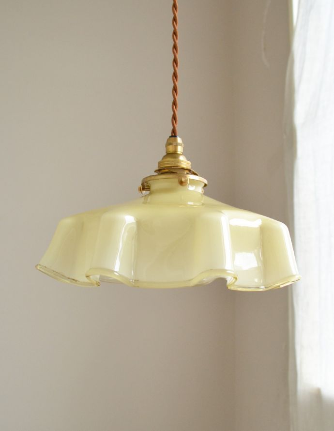 ペンダントライト　照明・ライティング　フランスで見つけた照明、色つきガラスのペンダントライト（コード・シャンデリア電球・ギャラリーA付き）。【 シェードのサイズ 】直径25×高さ10cm（シェード）コードは50、80cm以外にも、ご希望の長さで加工してお届けします。(x-705-z)