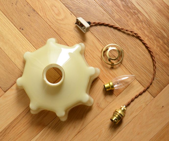 ペンダントライト　照明・ライティング　フランスで見つけた照明、色つきガラスのペンダントライト（コード・シャンデリア電球・ギャラリーA付き）。ガラスシェード、コード、電球1個、ギャラリーを全てセットでお届けするので、届いてすぐに取り付けられます。(x-705-z)