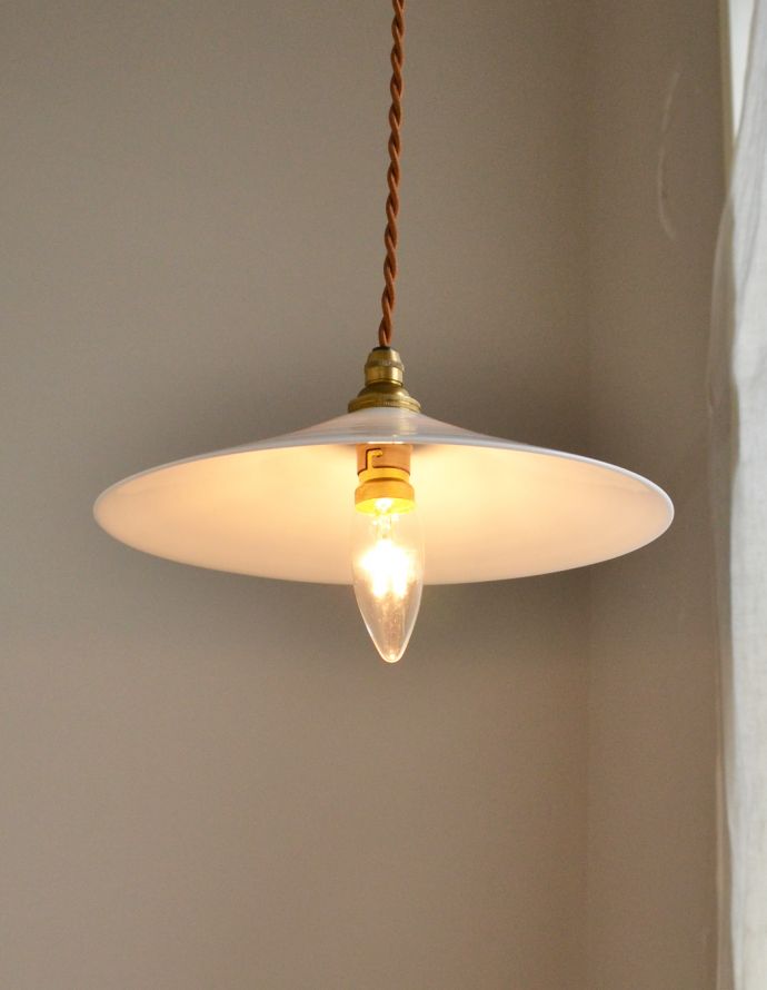 ペンダントライト　照明・ライティング　薄めのミルクガラスがキレイなアンティークペンダントライト（コード・シャンデリア電球付き・ギャラリーなし）。あたたかい光がお部屋を包み込みます。(x-706-z)