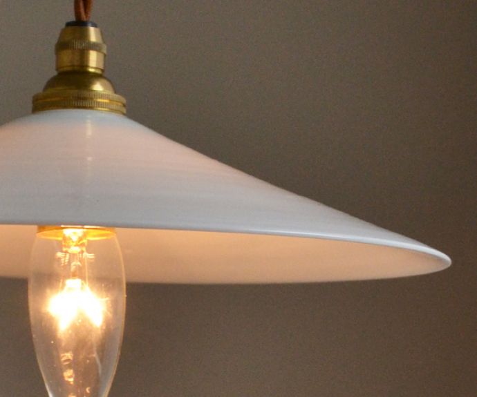 ペンダントライト　照明・ライティング　薄めのミルクガラスがキレイなアンティークペンダントライト（コード・シャンデリア電球付き・ギャラリーなし）。シェードから漏れる光に癒されます。(x-706-z)