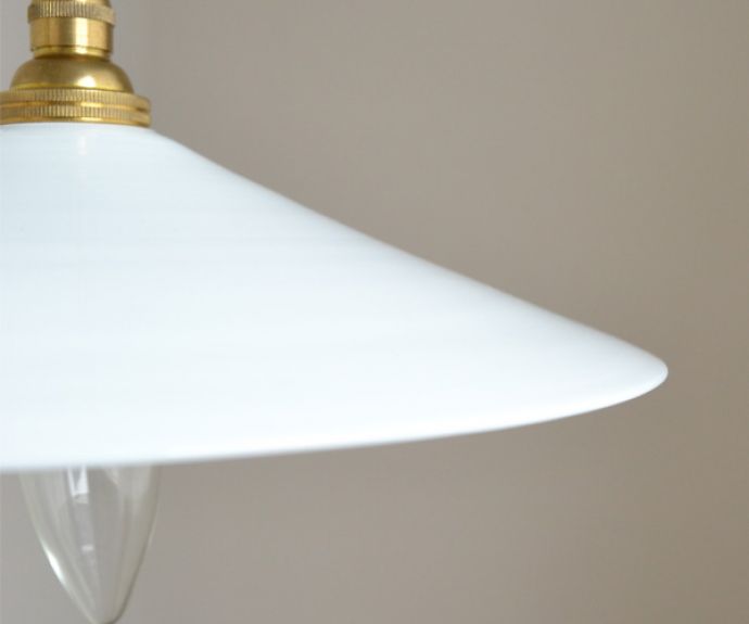 ペンダントライト　照明・ライティング　薄めのミルクガラスがキレイなアンティークペンダントライト（コード・シャンデリア電球付き・ギャラリーなし）。シェードは、アンティークのため、誤差があったり、キズ、汚れが入っている場合もあります。(x-706-z)