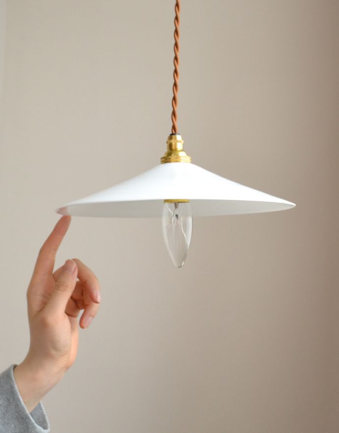 ペンダントライト　照明・ライティング　薄めのミルクガラスがキレイなアンティークペンダントライト（コード・シャンデリア電球付き・ギャラリーなし）。アンティークのミルクガラスは、光を通すとなんとも言えないステキな雰囲気でお部屋を照らしてくれます。(x-706-z)