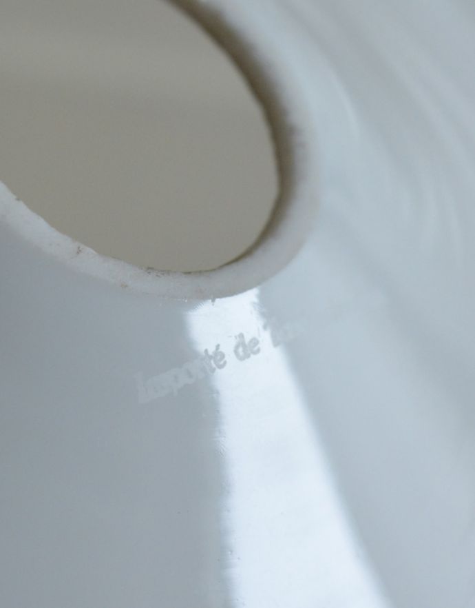 ペンダントライト　照明・ライティング　薄めのミルクガラスがキレイなアンティークペンダントライト（コード・シャンデリア電球付き・ギャラリーなし）。アンティークは新品ではないので、経年変化によるキズはありますが、専門の職人によって目立たないようにキレイにお直しをしています。(x-706-z)