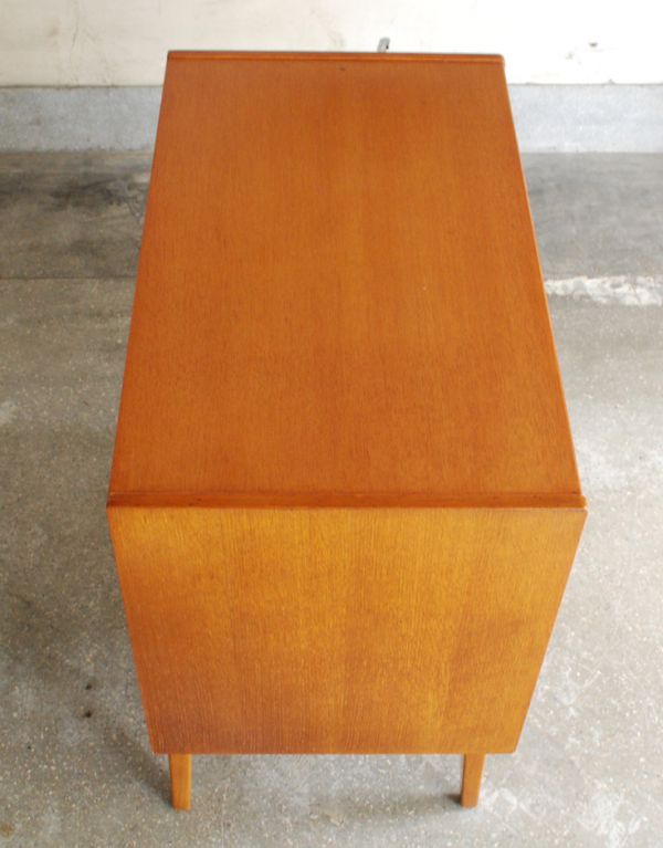 G-PLAN(Gプラン)　アンティーク家具　北欧スタイルの暮らしにヴィンテージ家具、G-PLANのチェストBrandon（ブランドン）。天板もキレイに塗装を仕上げました。(x-707-f)