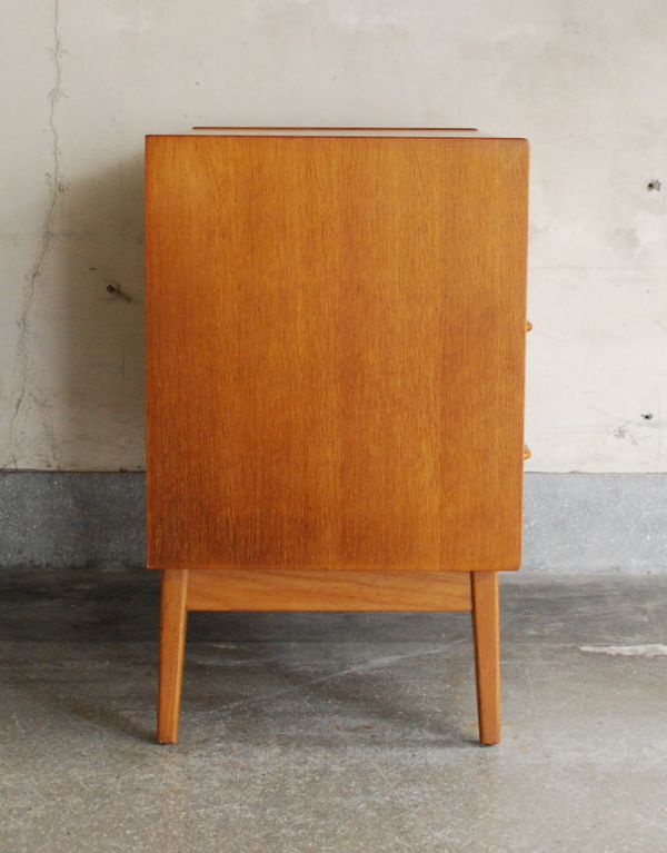 G-PLAN(Gプラン)　アンティーク家具　北欧スタイルの暮らしにヴィンテージ家具、G-PLANのチェストBrandon（ブランドン）。サイドから見てもキレイな状態です。(x-707-f)