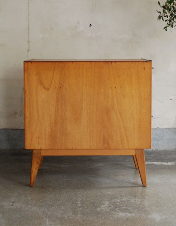 G-PLAN(Gプラン)　アンティーク家具　北欧スタイルの暮らしにヴィンテージ家具、G-PLANのチェストBrandon（ブランドン）。きちんとメンテナンスしているので後ろから見ても美しいです。(x-707-f)