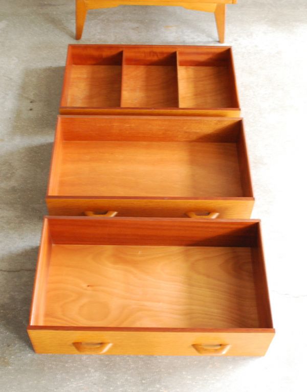 G-PLAN(Gプラン)　アンティーク家具　北欧スタイルの暮らしにヴィンテージ家具、G-PLANのチェストBrandon（ブランドン）。引き出しは３杯。(x-707-f)