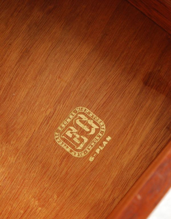 G-PLAN(Gプラン)　アンティーク家具　北欧スタイルの暮らしにヴィンテージ家具、G-PLANのチェストBrandon（ブランドン）。引き出しの中に「G-PLAN」のロゴが付いていました。(x-707-f)