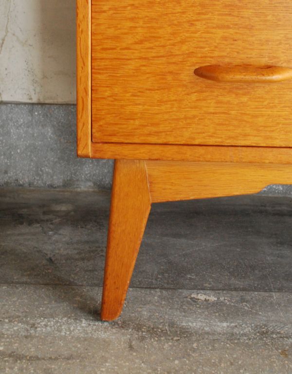 G-PLAN(Gプラン)　アンティーク家具　北欧スタイルの暮らしにヴィンテージ家具、G-PLANのチェストBrandon（ブランドン）。脚はすっきりしたデザインです。(x-707-f)