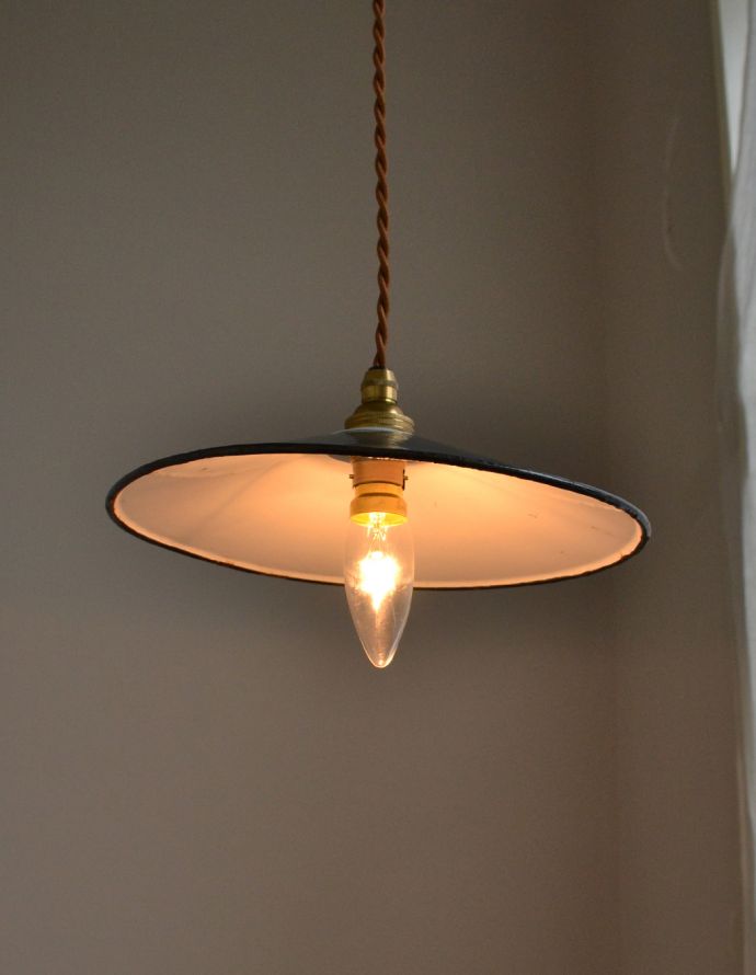 ペンダントライト 照明・ライティング 北欧スタイルのアンティーク照明、琺瑯製のペンダントライト(ブルー)。電気をつけるとこんな感じ。(x-707-z)