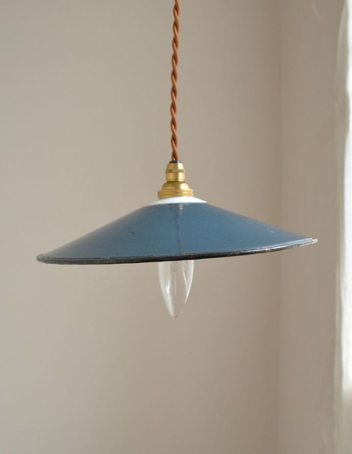 ペンダントライト 照明・ライティング 北欧スタイルのアンティーク照明、琺瑯製のペンダントライト(ブルー)。電気がついていないときは、シェードのブルーが際立ちます。(x-707-z)