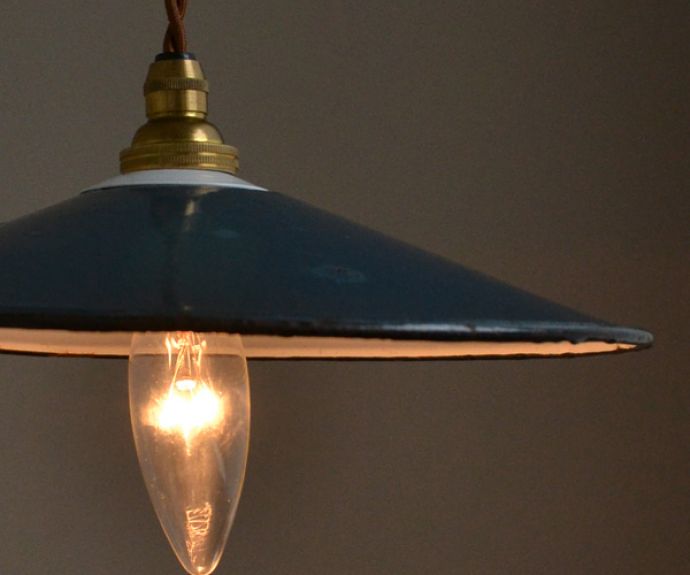 ペンダントライト 照明・ライティング 北欧スタイルのアンティーク照明、琺瑯製のペンダントライト(ブルー)。どこかレトロな雰囲気を感じさせるホウロウ製のペンダントシェード。(x-707-z)