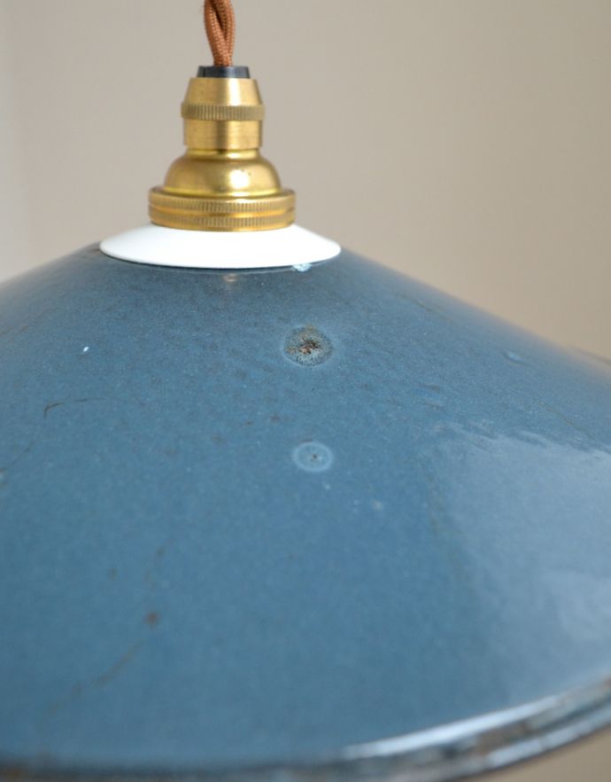 ペンダントライト 照明・ライティング 北欧スタイルのアンティーク照明、琺瑯製のペンダントライト(ブルー)。アンティークは新品ではないので、経年変化によるキズはありますが、専門の職人によって目立たないようにキレイにお直しをしています。(x-707-z)