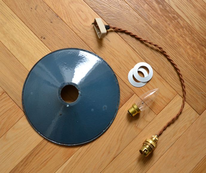 ペンダントライト 照明・ライティング 北欧スタイルのアンティーク照明、琺瑯製のペンダントライト(ブルー)。ガラスシェード、コード、電球1個、ギャラリーを全てセットでお届けするので、届いてすぐに取り付けられます。(x-707-z)