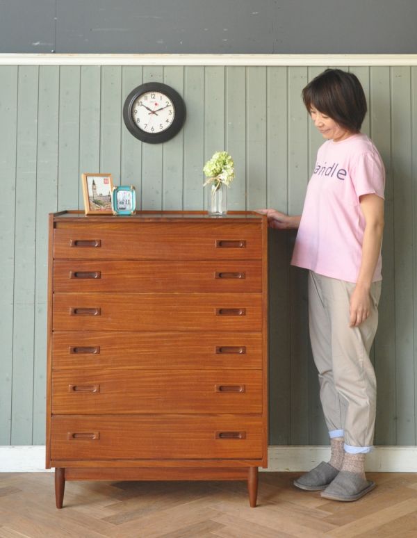 アンティークのチェスト　アンティーク家具　北欧スタイルのシンプルなヴィンテージ家具、6杯引き出し付きのハイチェスト。スッキリとかっこいいデザインが特徴のアンティークチェスト。(x-708-f)