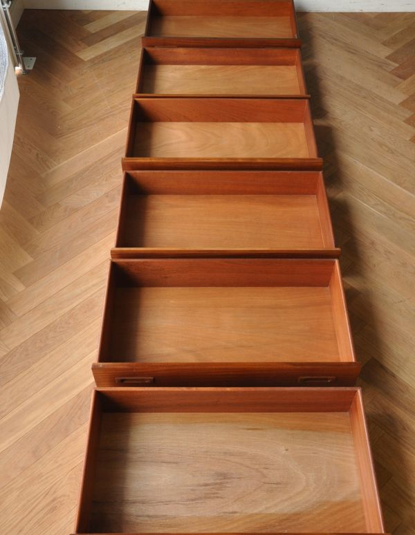 アンティークのチェスト　アンティーク家具　北欧スタイルのシンプルなヴィンテージ家具、6杯引き出し付きのハイチェスト。引き出しは全部で６杯。(x-708-f)