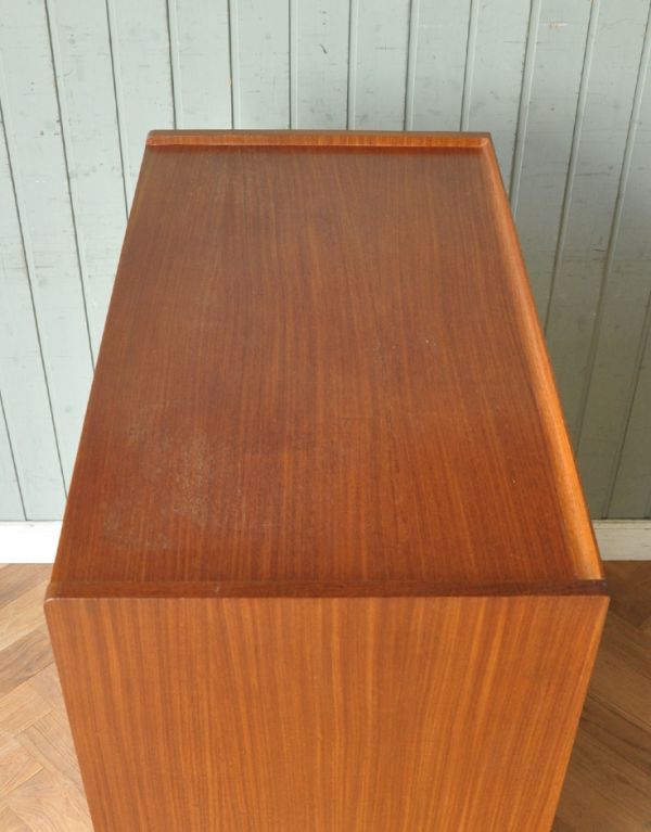 アンティークのチェスト　アンティーク家具　北欧スタイルのシンプルなヴィンテージ家具、6杯引き出し付きのハイチェスト。天板もキレイに塗装を仕上げました。(x-708-f)