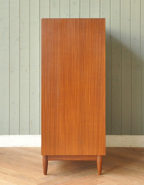 アンティークのチェスト　アンティーク家具　北欧スタイルのシンプルなヴィンテージ家具、6杯引き出し付きのハイチェスト。サイドもしっかり作られています。(x-708-f)