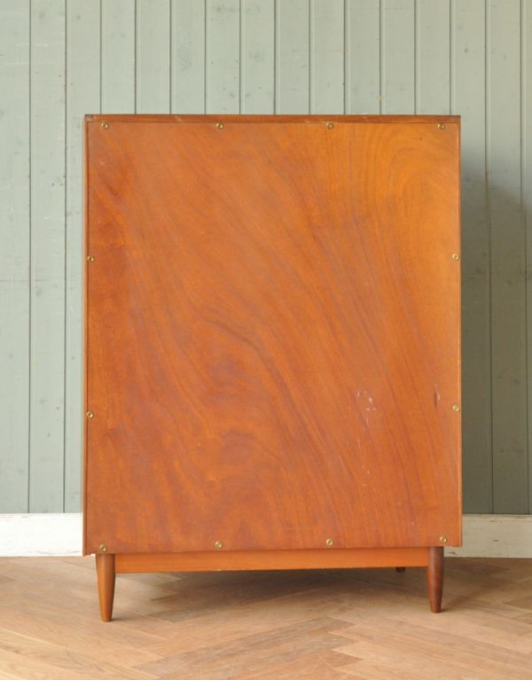 アンティークのチェスト　アンティーク家具　北欧スタイルのシンプルなヴィンテージ家具、6杯引き出し付きのハイチェスト。キチンとメンテナンスしてあるので、裏側もキレイです。(x-708-f)