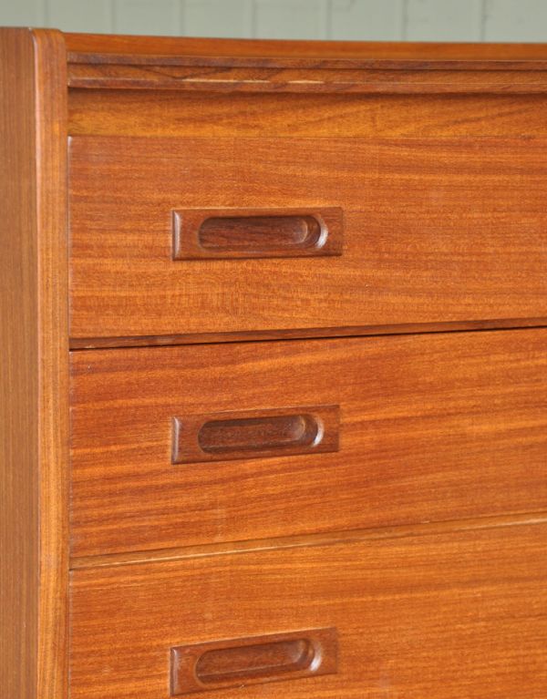 アンティークのチェスト　アンティーク家具　北欧スタイルのシンプルなヴィンテージ家具、6杯引き出し付きのハイチェスト。シンプルでカッコいい取っ手。(x-708-f)