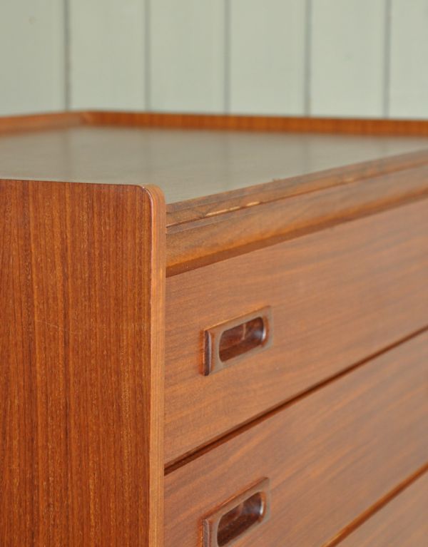 アンティークのチェスト　アンティーク家具　北欧スタイルのシンプルなヴィンテージ家具、6杯引き出し付きのハイチェスト。天板はディスプレイができるように、少しまわりが立ち上がったデザインになっています。(x-708-f)