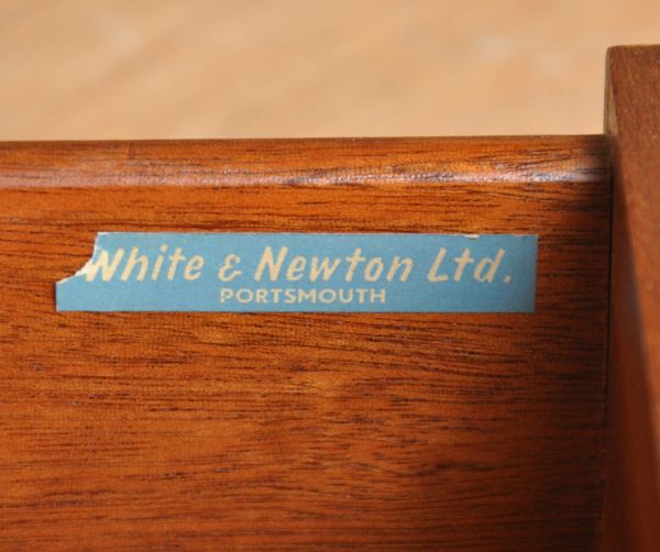 アンティークのチェスト　アンティーク家具　北欧スタイルのシンプルなヴィンテージ家具、6杯引き出し付きのハイチェスト。White & Newton Limited社のタグが残っていました。(x-708-f)