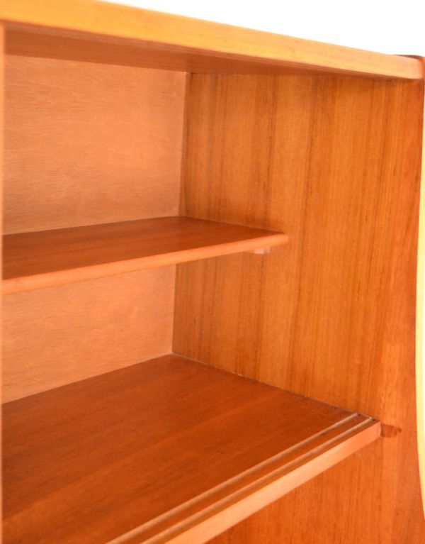 アンティークのキャビネット　アンティーク家具　北欧テイストの食器棚にもおススメのヴィンテージ家具、大きなサイドボード。棚板があるので、整理整頓しやすいです。(x-709-f)