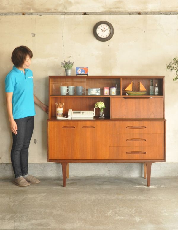 アンティークのキャビネット　アンティーク家具　イギリスから輸入したヴィンテージ家具、カッコいいリビングボード。脚があるので軽やかな印象です。(x-710-f)