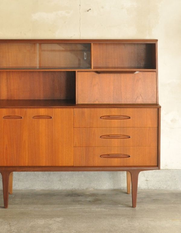 アンティークのキャビネット　アンティーク家具　イギリスから輸入したヴィンテージ家具、カッコいいリビングボード。閉じてあるときはスッキリシンプルな外見。(x-710-f)