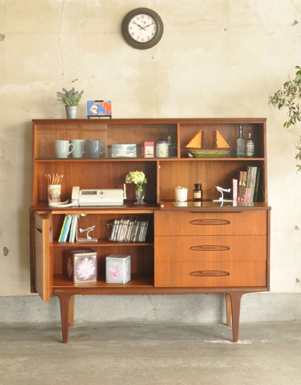 アンティークのキャビネット　アンティーク家具　イギリスから輸入したヴィンテージ家具、カッコいいリビングボード。扉の奥はたっぷり収納。(x-710-f)