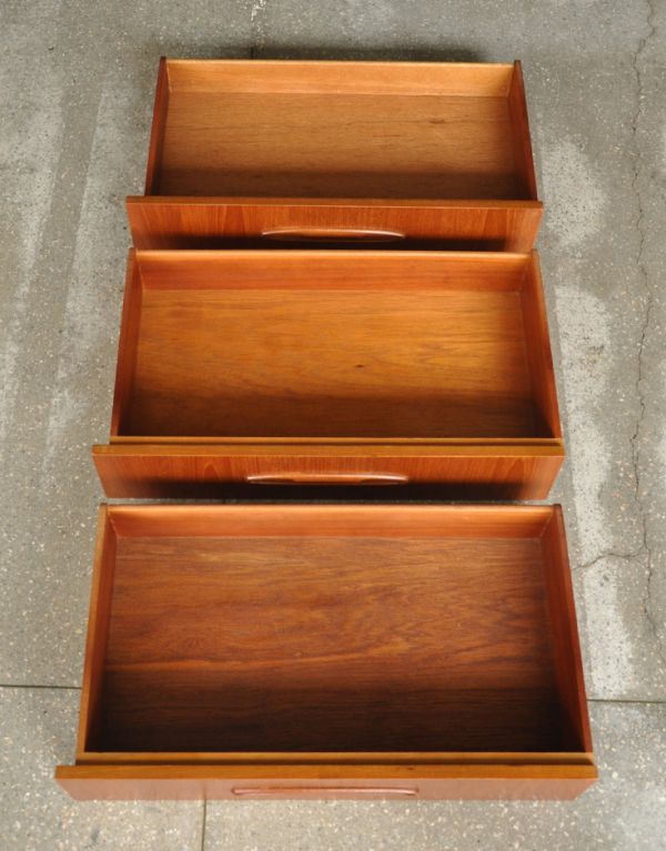 アンティークのキャビネット　アンティーク家具　イギリスから輸入したヴィンテージ家具、カッコいいリビングボード。引き出しがあるので細かいものもしまえます。(x-710-f)