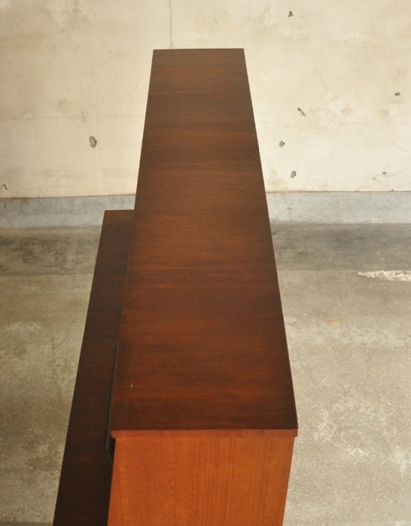 アンティークのキャビネット　アンティーク家具　イギリスから輸入したヴィンテージ家具、カッコいいリビングボード。天板もピカピカです。(x-710-f)