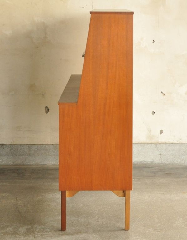 アンティークのキャビネット　アンティーク家具　イギリスから輸入したヴィンテージ家具、カッコいいリビングボード。サイドから見てもキレイな状態です。(x-710-f)