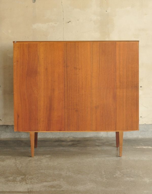 アンティークのキャビネット　アンティーク家具　イギリスから輸入したヴィンテージ家具、カッコいいリビングボード。裏側もキチンと仕上げているので、キレイな状態です。(x-710-f)