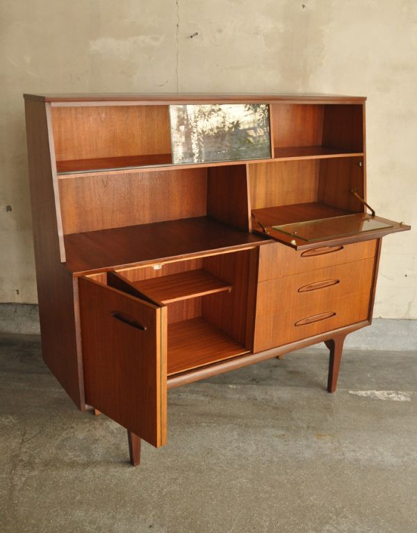 アンティークのキャビネット　アンティーク家具　イギリスから輸入したヴィンテージ家具、カッコいいリビングボード。オープン棚は、ペン立てやメモ、携帯置きに使いつつ、ディスプレイも楽しめる広さが嬉しいです。(x-710-f)