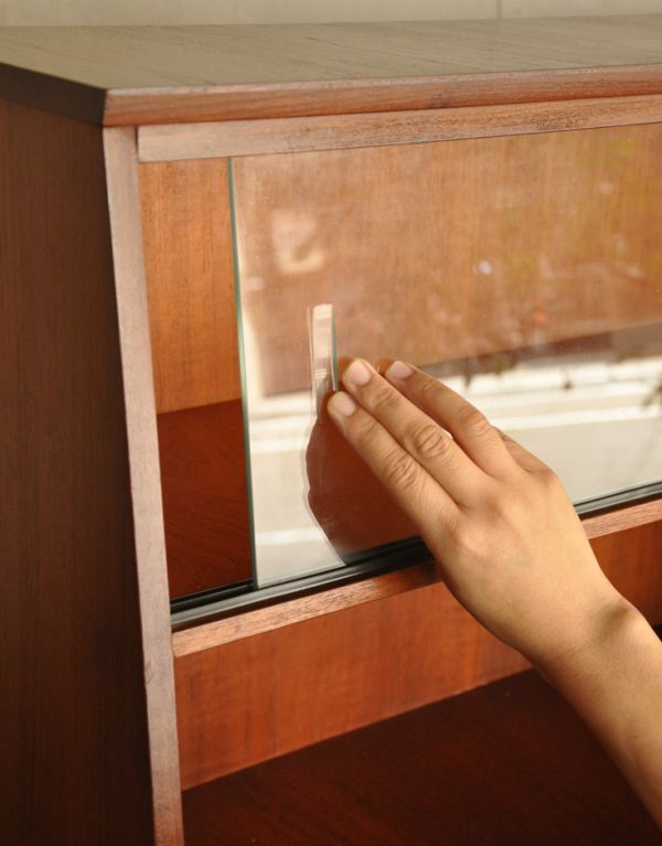 アンティークのキャビネット　アンティーク家具　イギリスから輸入したヴィンテージ家具、カッコいいリビングボード。引き戸で使いやすい収納です。(x-710-f)