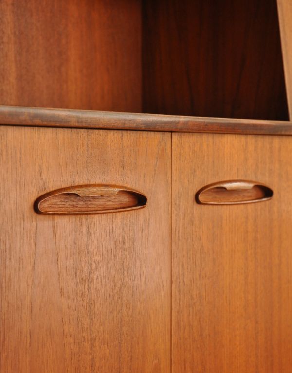 アンティークのキャビネット　アンティーク家具　イギリスから輸入したヴィンテージ家具、カッコいいリビングボード。開閉しやすい形の取っ手です。(x-710-f)