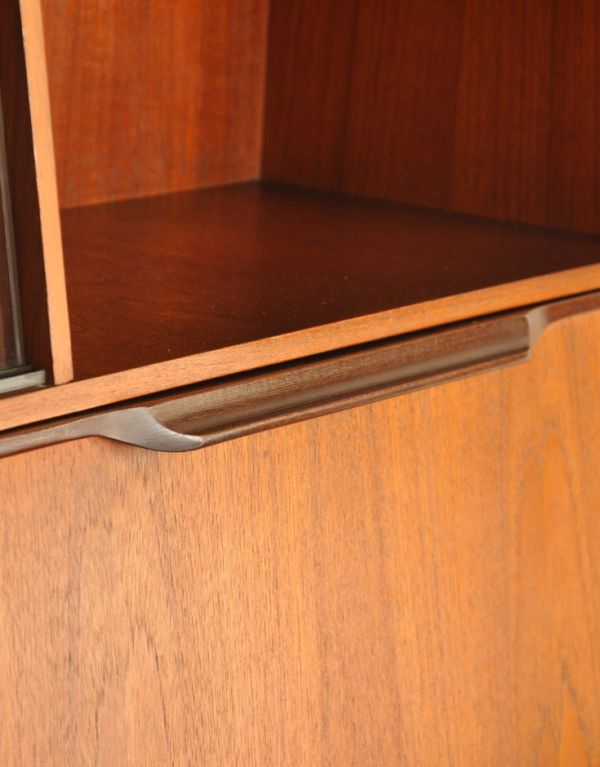 アンティークのキャビネット　アンティーク家具　イギリスから輸入したヴィンテージ家具、カッコいいリビングボード。扉の取っ手もシンプルかつ使いやすいです。(x-710-f)