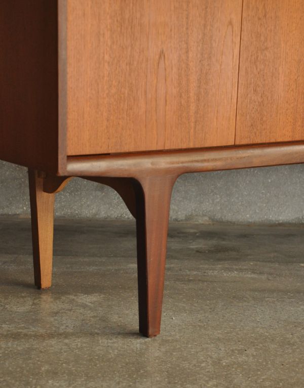 アンティークのキャビネット　アンティーク家具　イギリスから輸入したヴィンテージ家具、カッコいいリビングボード。脚はすっきりしたデザインです。(x-710-f)