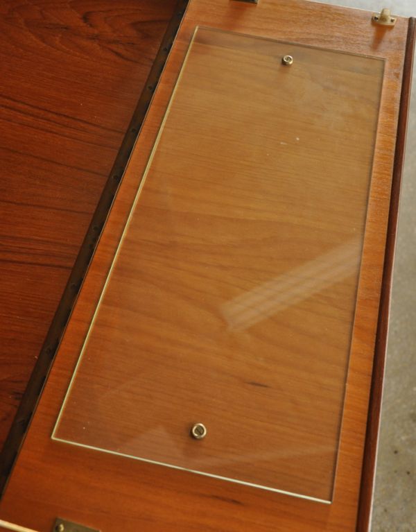 アンティークのキャビネット　アンティーク家具　イギリスから輸入したヴィンテージ家具、カッコいいリビングボード。デスクにはガラスが付いているので、サッと拭けてお手入れも簡単。(x-710-f)