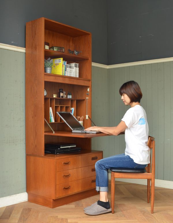 G-PLAN(Gプラン) アンティーク家具 ヴィンテージ家具、G-plan(フレスコ)のビューローキャビネット(デスク)。書き物やパソコンをする時は、ビューローを開いて使ってください。(x-711-f)