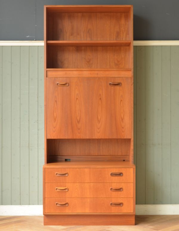 G-PLAN(Gプラン) アンティーク家具 ヴィンテージ家具、G-plan(フレスコ)のビューローキャビネット(デスク)。引き出し収納、本棚とパソコンスペース、全部欲しい方にオススメなのが、このビューロー!スマートで北欧スタイルに似合うキャビネットです。(x-711-f)