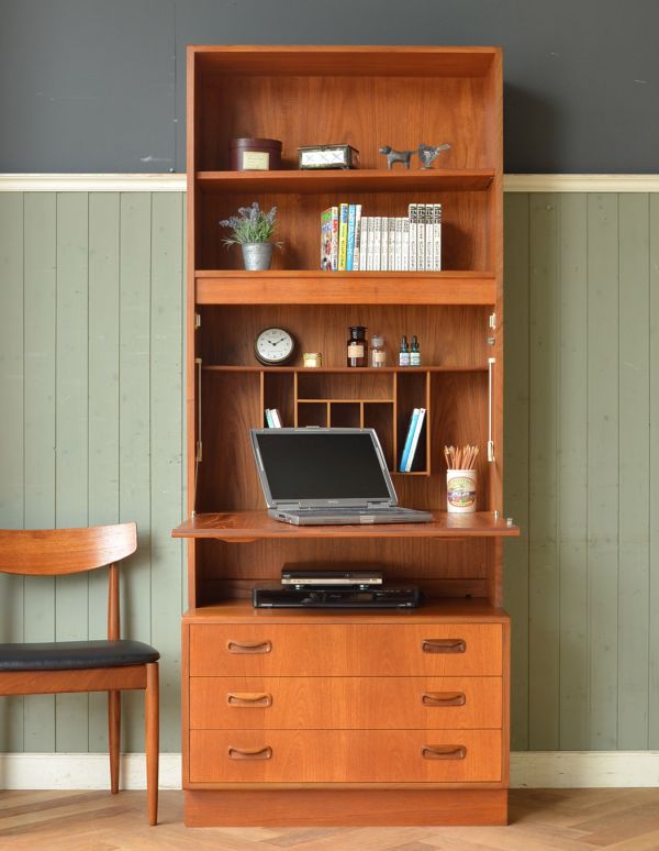 G-PLAN(Gプラン) アンティーク家具 ヴィンテージ家具、G-plan(フレスコ)のビューローキャビネット(デスク)。ビューローの下にはDVDを置けるスペース。(x-711-f)