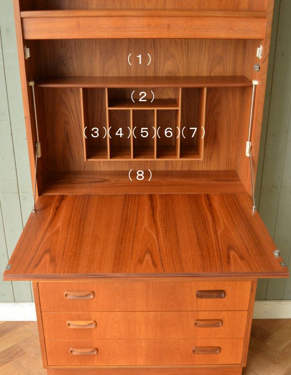 G-PLAN(Gプラン) アンティーク家具 ヴィンテージ家具、G-plan(フレスコ)のビューローキャビネット(デスク)。この通り天板は広々しているので、パソコンデスクとしても活躍してくれます。(x-711-f)