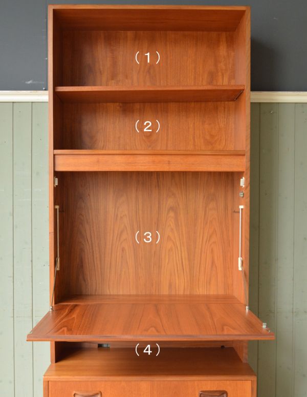 G-PLAN(Gプラン) アンティーク家具 ヴィンテージ家具、G-plan(フレスコ)のビューローキャビネット(デスク)。ビューロー内の仕切りを外せば、雑誌や本などたっぷり収納できるスペースに変わります。(x-711-f)