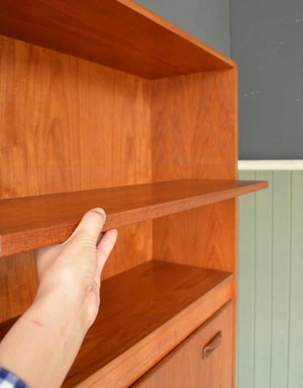 G-PLAN(Gプラン) アンティーク家具 ヴィンテージ家具、G-plan(フレスコ)のビューローキャビネット(デスク)。上のオープンスペースの棚板は前にスライドさせて、取り外す事が可能です。(x-711-f)