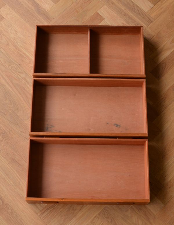 G-PLAN(Gプラン) アンティーク家具 ヴィンテージ家具、G-plan(フレスコ)のビューローキャビネット(デスク)。引き出しは3杯付いています。(x-711-f)