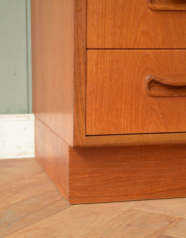 G-PLAN(Gプラン) アンティーク家具 ヴィンテージ家具、G-plan(フレスコ)のビューローキャビネット(デスク)。安定感のある脚がしっかり支えます。(x-711-f)