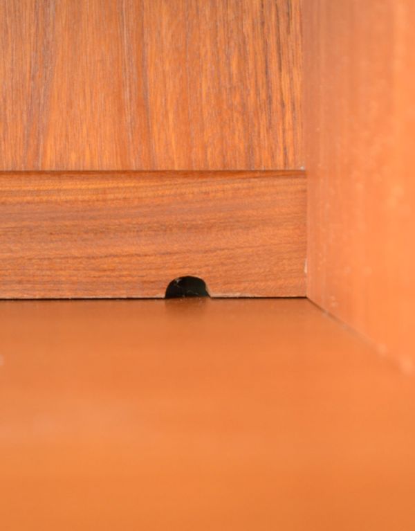 G-PLAN(Gプラン) アンティーク家具 ヴィンテージ家具、G-plan(フレスコ)のビューローキャビネット(デスク)。引き出し収納上のオープンスペースには、コード穴が2ヶ所開いています。(x-711-f)