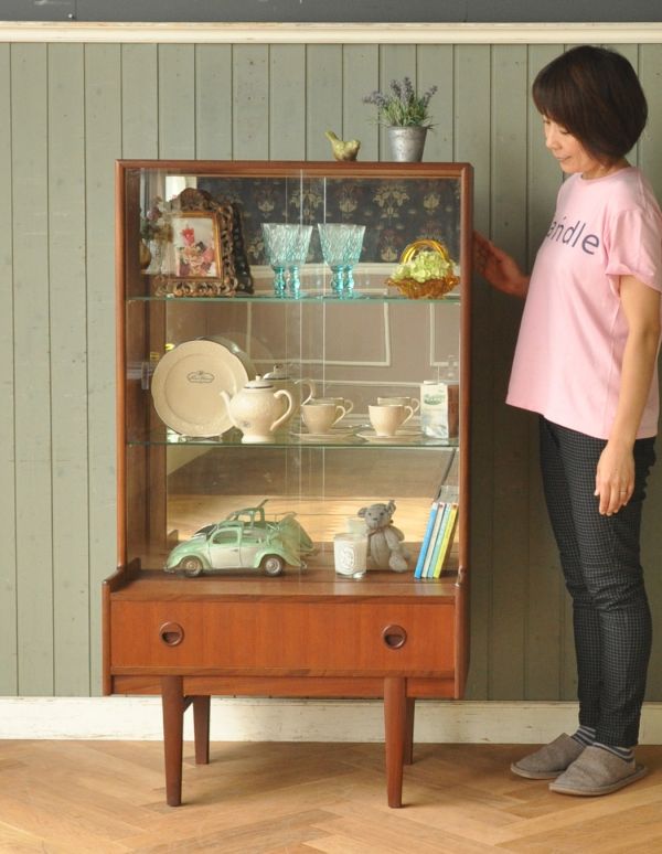 アンティークのキャビネット　アンティーク家具　シンプルなヴィンテージ家具、チーク材のディスプレイキャビネット。リビングの電話台にもオススメです。(x-712-f)